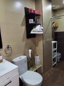 uma pequena casa de banho com WC e chuveiro em Luxury Spacious Apartment Midtown Casablanca em Casablanca