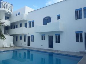 בריכת השחייה שנמצאת ב-Departamento amoblado en Tonsupa או באזור