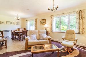 een woonkamer met een bank, stoelen en een tafel bij Berries in Barningham