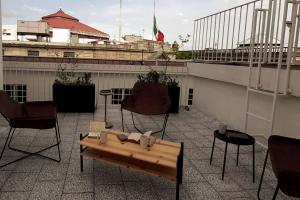 una mesa y sillas en la azotea en 125 DONCELES TERRAZA PRIVADA CENTRO HISTÓRICO CDMX, en Ciudad de México