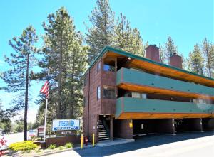 a building with a flag in front of it at Snow Lake Lodge in Big Bear Lake