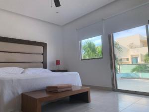 Tempat tidur dalam kamar di Cancún Airport Zone