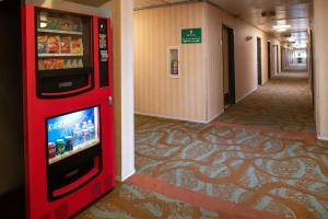 グレンデールにあるGlendale Hotelの建物廊下の赤自動販売機 +24枚の写真