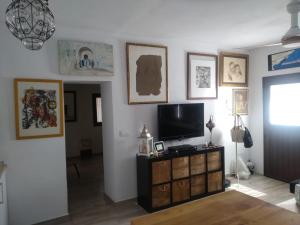A television and/or entertainment centre at Alquiler Casita en Facinas