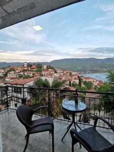 einen Balkon mit 2 Stühlen und einem Tisch mit Aussicht in der Unterkunft Apartments Veronika in Ohrid