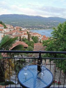 einen Tisch mit zwei Gläsern und einer Flasche Wein in der Unterkunft Apartments Veronika in Ohrid