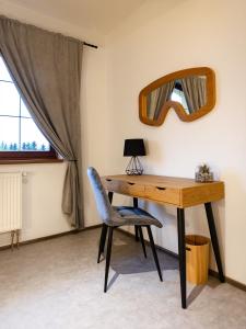 Televízia a/alebo spoločenská miestnosť v ubytovaní TatryView Apartments by KingDubaj PREMIUM