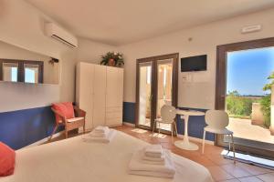 Televízia a/alebo spoločenská miestnosť v ubytovaní Dolcevita Egadi Eco Resort