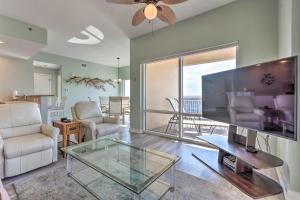 TV a/nebo společenská místnost v ubytování Sandestin Beach Resort Condo with Ocean Views!