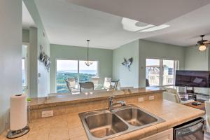 TV a/nebo společenská místnost v ubytování Sandestin Beach Resort Condo with Ocean Views!