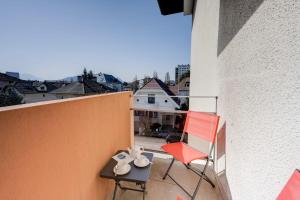 balcone con tavolo e sedia. di The Bells - Charming T2 near the Lake ad Annecy