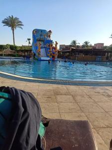 una gran piscina con un tobogán de agua en Private chalte Palmera sokhna family en Ain Sokhna