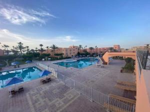 vista para duas piscinas num resort em Private chalte Palmera sokhna family em Ain Sokhna