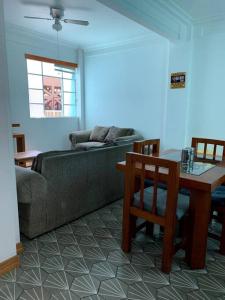 een woonkamer met een bank en een tafel bij 2D TU CASA EN CENTRO CDMX BONITO in Mexico-Stad