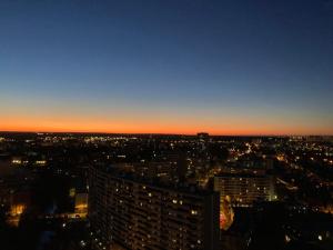 uma vista de uma cidade à noite a partir de um edifício em Rennes vue des Horizons em Rennes