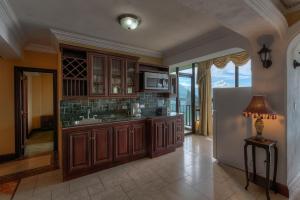 a kitchen with wooden cabinets and a refrigerator at Torres de Atitlán Pent-House 10 personas - Apartamento 8 personas in Panajachel