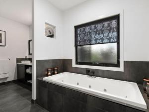 Afbeelding uit fotogalerij van Campania Spa Suite 2 in Meeniyan