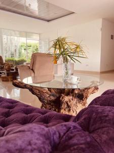 uma sala de estar com uma mesa e um sofá em VILLA CRISTAL em Santa Helena