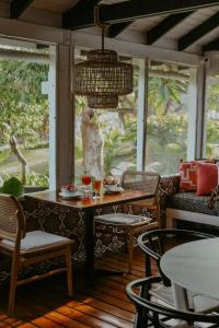 Club Seabourne Hotel في كوليبرا: غرفة طعام مع طاولة وكراسي ونافذة