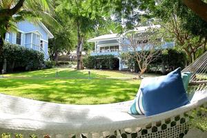 a white hammock with a blue pillow in a yard at Club Seabourne Hotel in Culebra