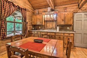 eine Küche mit einem Holztisch in einer Hütte in der Unterkunft North Georgia Mtn Escape with Fire Pit and Grill! in Sautee Nacoochee