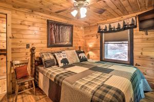 ein Schlafzimmer mit einem Bett in einem Blockhaus in der Unterkunft North Georgia Mtn Escape with Fire Pit and Grill! in Sautee Nacoochee