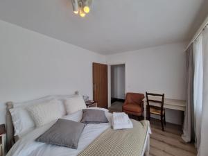 un dormitorio con una cama y una silla en Cristal Apartment, en Saas-Fee