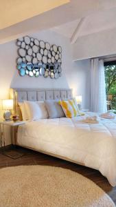 uma grande cama branca num quarto com uma janela em The Residence by Villa Alejandro em Boquete