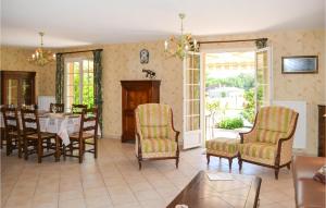 モンティニャックにあるAmazing Home In Montignac-lascaux With 3 Bedrooms, Wifi And Outdoor Swimming Poolのリビングルーム(テーブル、椅子付)