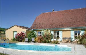 モンティニャックにあるAmazing Home In Montignac-lascaux With 3 Bedrooms, Wifi And Outdoor Swimming Poolの家の前にスイミングプールがある家