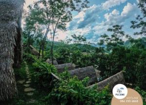 uma vista para uma selva com árvores e edifícios em Ciel de Puluong em Pu Luong