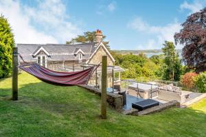 una hamaca en el patio de una casa en Rhodewood Lodge, en Saundersfoot