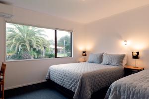 Un pat sau paturi într-o cameră la Aotearoa Lodge