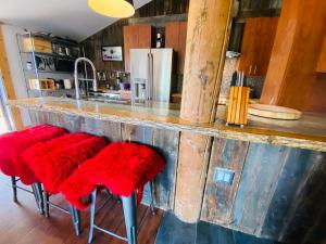 Cucina o angolo cottura di Artemis Log Cabin with Spa & Mountain View