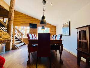Area soggiorno di Artemis Log Cabin with Spa & Mountain View