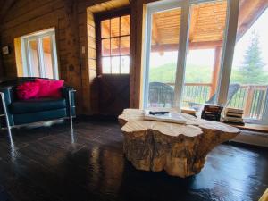 Area soggiorno di Artemis Log Cabin with Spa & Mountain View