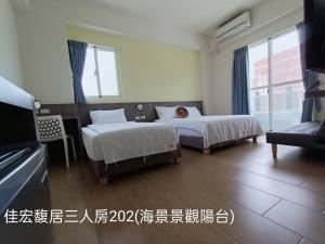 Kama o mga kama sa kuwarto sa 佳宏馥居民宿