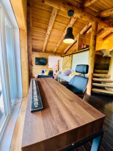 TV o dispositivi per l'intrattenimento presso Artemis Log Cabin with Spa & Mountain View