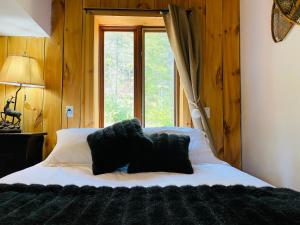 Ліжко або ліжка в номері Artemis Log Cabin with Spa & Mountain View