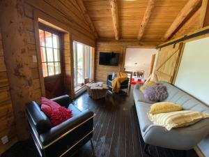 Зона вітальні в Artemis Log Cabin with Spa & Mountain View