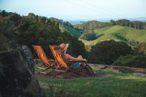 dos sillas sentadas en la cima de una colina en Rosecliffe Boutique Farm Cottages en Pomona