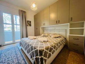 1 dormitorio con 1 cama grande y toallas. en Villa Amedea, en Lignano Sabbiadoro