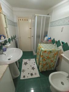uma casa de banho com um lavatório e um WC em Bed fiorella em Acciaroli