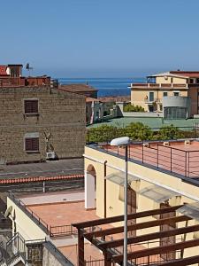 una vista desde el techo de un edificio con luz de la calle en Bed fiorella, en Acciaroli