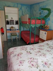 sypialnia z 2 łóżkami piętrowymi i lustrem w obiekcie Bed fiorella w mieście Acciaroli