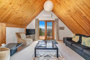 A seating area at Alcheringa Cottage Amazing Location with views