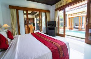 Llit o llits en una habitació de Kayu Suar Bali Luxury Villas & Spa