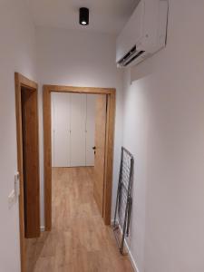 een lege kamer met een deur en een hal bij Casa Gray 2 in Koper