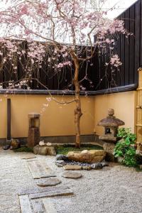 un giardino giapponese con albero e rocce di Kyojuku Usagi - Vacation STAY 46032v a Kyoto Altre 2 foto
