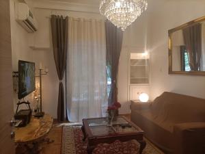 Televízia a/alebo spoločenská miestnosť v ubytovaní Elegant Apartment